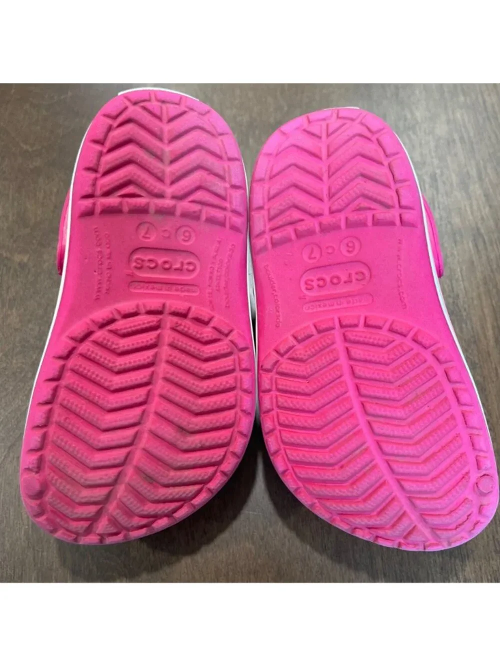 Crocs Classic Clog Toddler Girls Size 6/7 Hot Pink with Flower Charms Waterproof